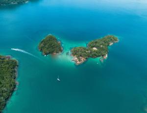 an aerial view of two islands in the water at Paraíso Azul Retiro in Abraão