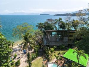 a house with a view of the ocean at Paraíso Azul Retiro in Abraão