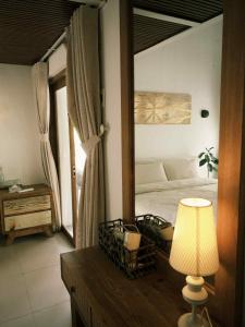 a bedroom with a bed and a lamp and a mirror at Yên homestay in Phan Rang–Tháp Chàm