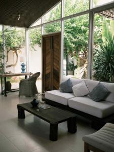 a living room with a couch and a coffee table at Yên homestay in Phan Rang–Tháp Chàm