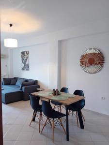 a living room with a table and chairs and a couch at Mondo Piccolino in Samos