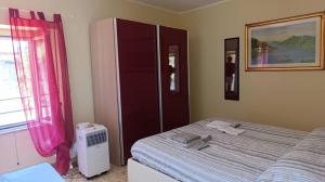 a bedroom with a bed and a cabinet and a window at Il Nido nel Borgo in Piediluco
