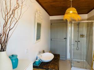 a bathroom with a sink and a shower at Casa do Chafariz in Torres Vedras +36 photos