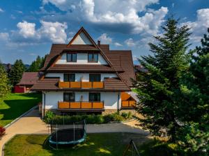 a house with a gambrel roof at Willa Litworowy Staw in Bukowina Tatrzańska
