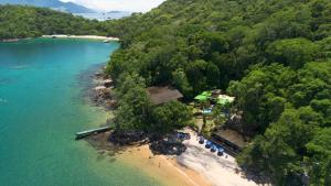an aerial view of a beach with trees and a resort at Paraíso Azul Retiro in Abraão