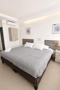 a bedroom with a large bed in a room at Apart Hotel Regata Iquique in Iquique +54 photos