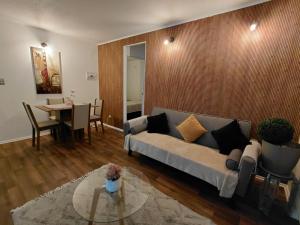 a living room with a couch and a table at Villarrica Céntrico in Villarrica