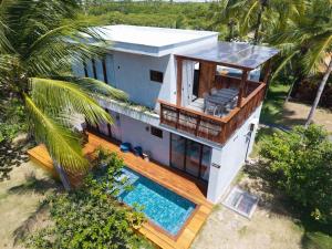 an overhead view of a house with a swimming pool at Refúgio do Igarapé - Luxo, Conforto & Piscina in Atins