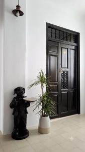 a statue of a person standing in front of a door at Casa Antik in Loja