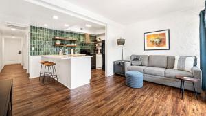 a living room with a couch and a kitchen at Casa de Emdeko 124 in Kailua-Kona