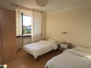 a bedroom with two beds and a window at El encanto de un pueblo in Grajal de Campos