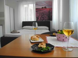 a room with a table with two glasses of wine at Apartments JP in Jezera