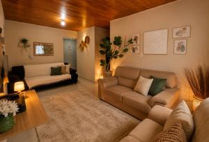a living room with a couch and a table at Puxadinho do Sossego in Presidente Epitácio