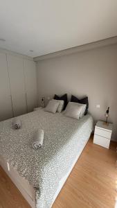 a bedroom with a large bed in a room at Apartamento de Real in Braga
