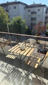 a wooden bench sitting on top of a balcony at Apartamento de Real in Braga