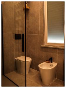 a bathroom with a toilet and a sink at Adapartament in Vercelli