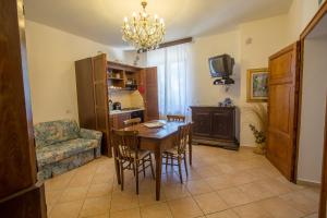 a living room with a dining room table and a couch at Agriturismo La Manonera in Montepulciano