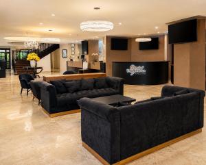 a living room with two couches and a table at Taormina Hotel y Casino in San José