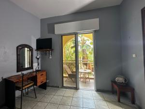 a living room with a door open to a patio at Villa malaka in Dakar