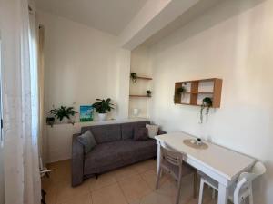 a living room with a couch and a table at Vila Olti in Vlorë
