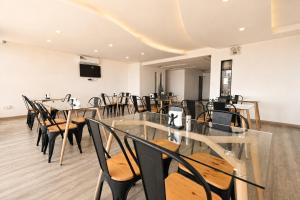 a conference room with a table and chairs at Apart Hotel Regata Iquique in Iquique