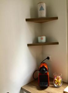 una tostadora en la parte superior de una estantería de madera en Lilloise Home, en Lille