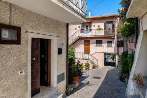 an alley way between two buildings with a door at La Dimora Sulla Collina Micciani Rieti in Micciani