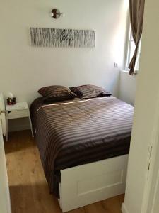 Un dormitorio pequeño con una cama en una habitación. en Lilloise Home, en Lille