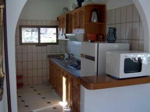 a kitchen with a microwave on top of a counter at Casa Mariana in Almuñécar