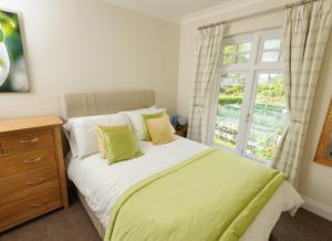 Katil atau katil-katil dalam bilik di Milntown Self Catering Apartments