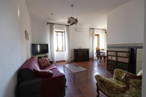 a living room with a couch and a tv at La Vista Colliano in Colliano