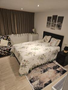 a bedroom with a bed with a floral bedspread at Tomorrowlandhome Boom in Boom