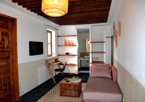een woonkamer met een bank en een tafel bij Riad Dar Dar in Rabat