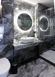 a bathroom with a sink and a toilet and a tub at Grangebeg B&B Dunlavin W91FK50 in Dún Luáin
