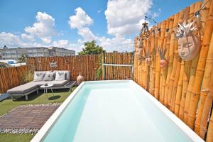 a backyard with a wooden fence and a swimming pool at Casa Nomis Cancun in Cancún +22 photos