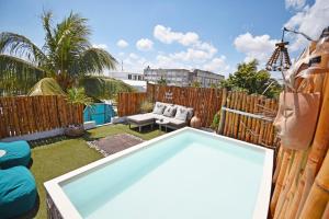 a backyard with a hot tub in the yard at Casa Nomis Cancun in Cancún