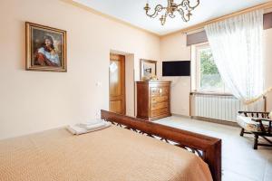 a bedroom with a bed and a dresser and a window at Civico4 - Osteria Varanalle in Ariano Irpino