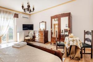 a bedroom with a large bed and a dresser at Civico4 - Osteria Varanalle in Ariano Irpino