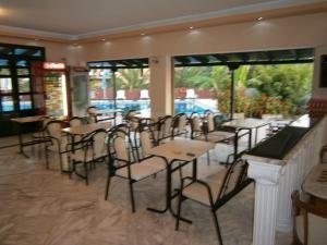 拉加納斯的住宿－珀特提戈酒店，餐厅配有桌椅