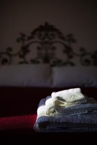 a pile of towels sitting on top of a bed at La Vista Colliano in Colliano +7 photos