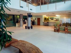 a large lobby with a waiting area and aasteryasteryasteryasteryasteryasteryastery at Mercure Salvador Rio Vermelho in Salvador +164 photos