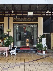 a building with a sign on the front of it at Khách sạn Nam Sơn in Ấp Lợi Ðủ