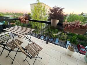 a balcony with a table and chairs on a balcony at Superbe appart chic & élegant 2ch - 6 pers in Deuil-la-Barre