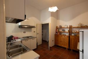 a kitchen with a sink and a stove at La Vista Colliano in Colliano