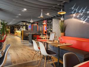 a restaurant with a table and chairs in it at ibis Brighton City Centre - Station in Brighton & Hove
