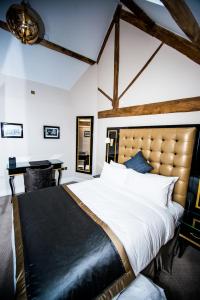Un pat sau paturi într-o cameră la Museum Hotel Oxford