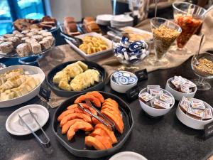 a table topped with trays of different types of food at Promenade Prime Itaboraí in Itaboraí +13 photos