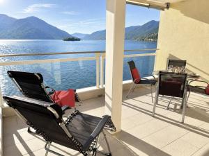 a balcony with a table and chairs and a view of the water at Residenza Acapulco II by Fewotessin in Moscia