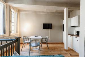 a kitchen and dining room with a table and chairs at Boutique Apartment QLB est 1688 in Quedlinburg