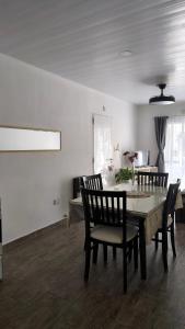 a dining room with a table and chairs at Exelente Ubicación! Oasis Urbano Apartamento Piscis in San Nicolás de los Arroyos